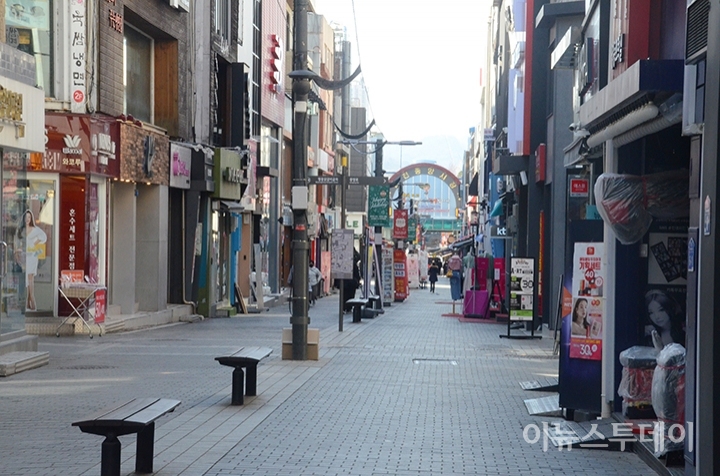 코로나19 여파 발길 끊긴 춘천 시내