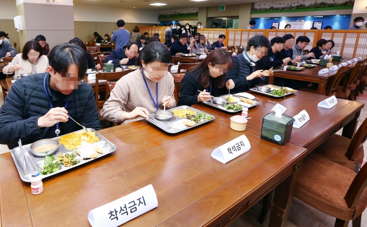 식사때 착석금지~…코로나19 대응이 바꾼 구내식당 풍경