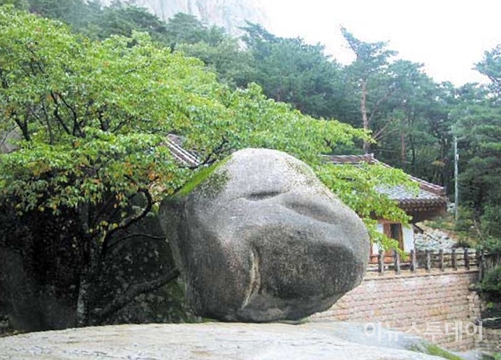 美 관광객이 설악산 흔들바위 굴려 떨어뜨려…무슨 일인가 봤더니