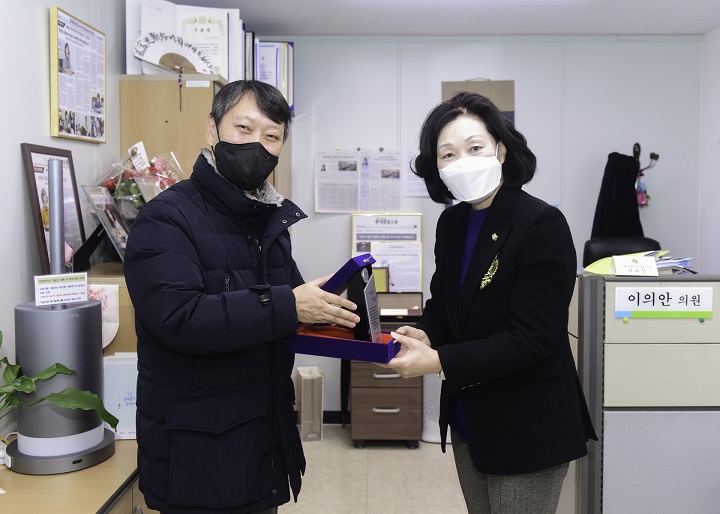 이의안 동대문구의회 의원, 청년숲 협동조합으로부터 감사패 수상