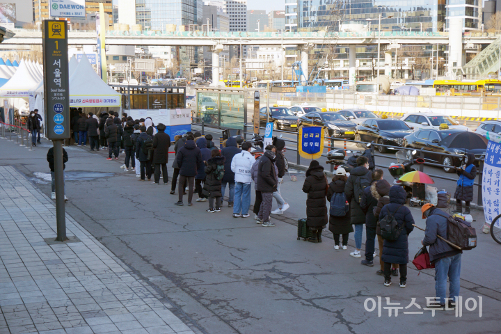 [포토] 코로나 검사체계 전환에도 붐비는 선별진료소