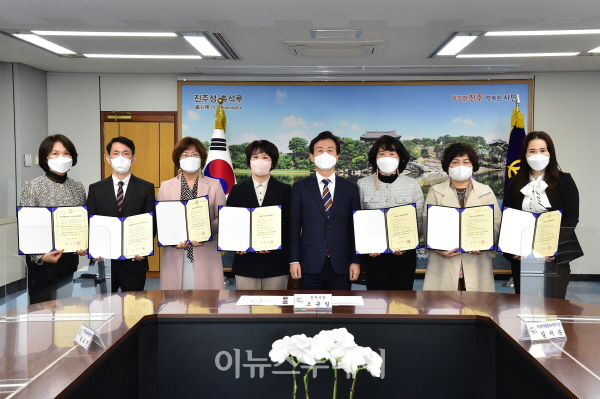 진주시, 영유아·아동복지시설 등 8개소 위탁계약증서 전달