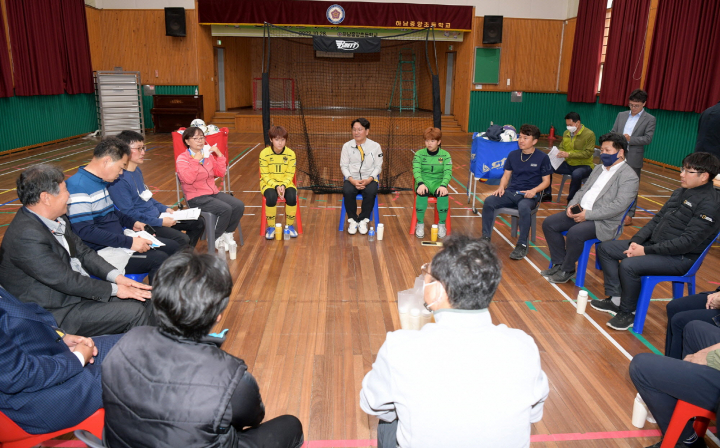 강기정 광주시장, 광주 유일 초등 여자축구부 찾아 정책소풍