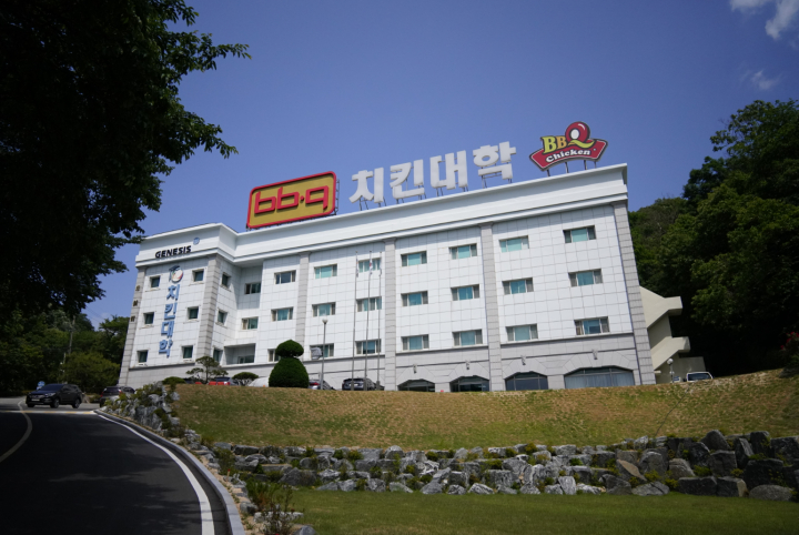 BBQ 윤홍근 회장, 교육과 상생, 프랜차이즈 성공 비결