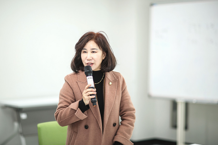 화성시의회 김경희 의장, 새솔동 지역 학부모 간담회 참석… 교육환경 소통