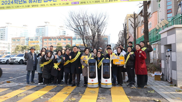 신계용 과천시장, 문원초에서 로봇과 함께하는 교통안전 캠페인 참여