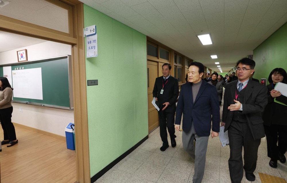 임태희 교육감, 늘봄학교 현장 방문···운영 현황 점검