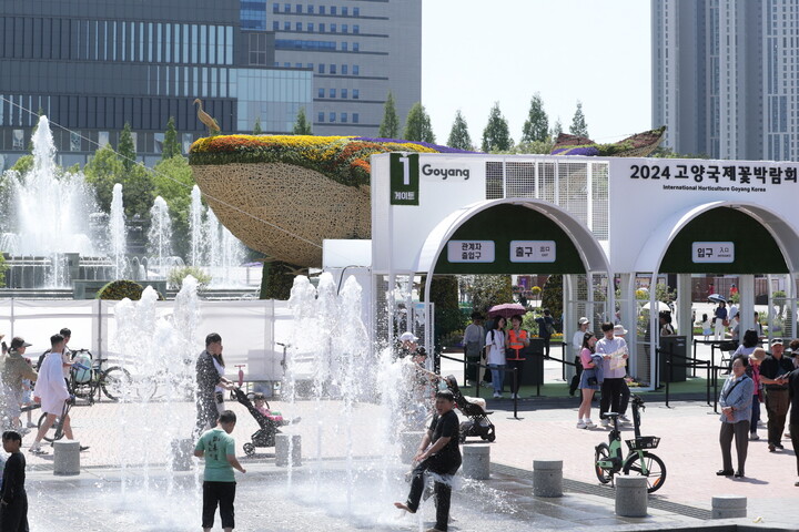[포토] 2024고양국제꽃박람회 노래하는 분수 광장 물 뿜는 꽃등고래