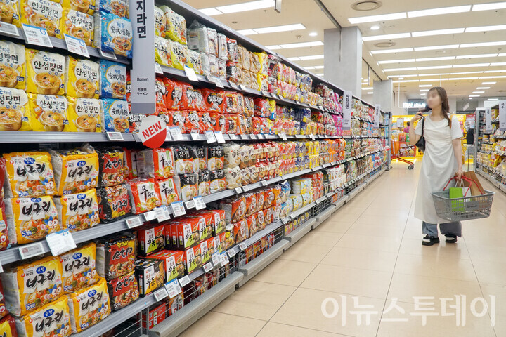 통합하고 폐점하고···대형마트 생존 몸부림