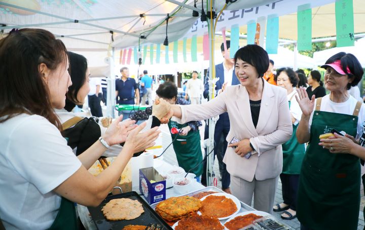 송파구의회, 제24회 한성백제문화제 먹거리 장터 방문
