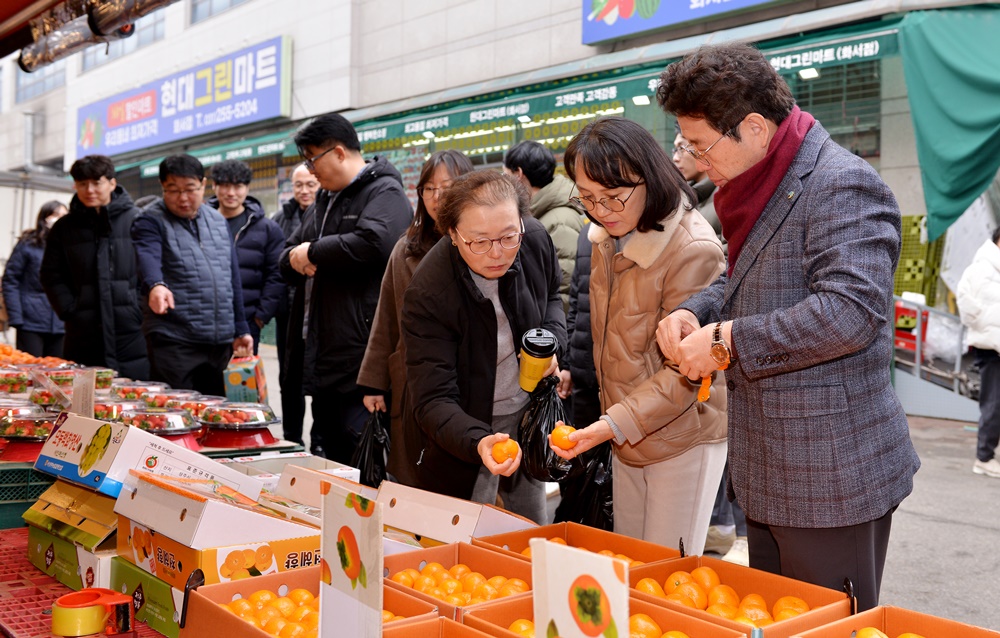수원도시공사, 설 명절 앞두고 전통시장 장보기 나서