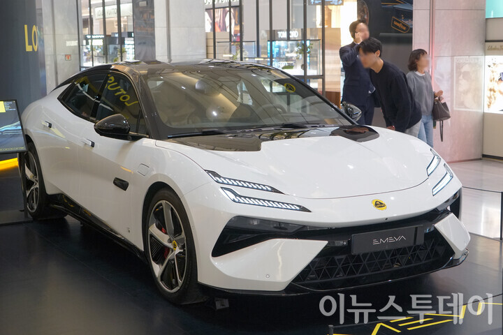 [포토] 로터스 에메야 살펴보는 방문객