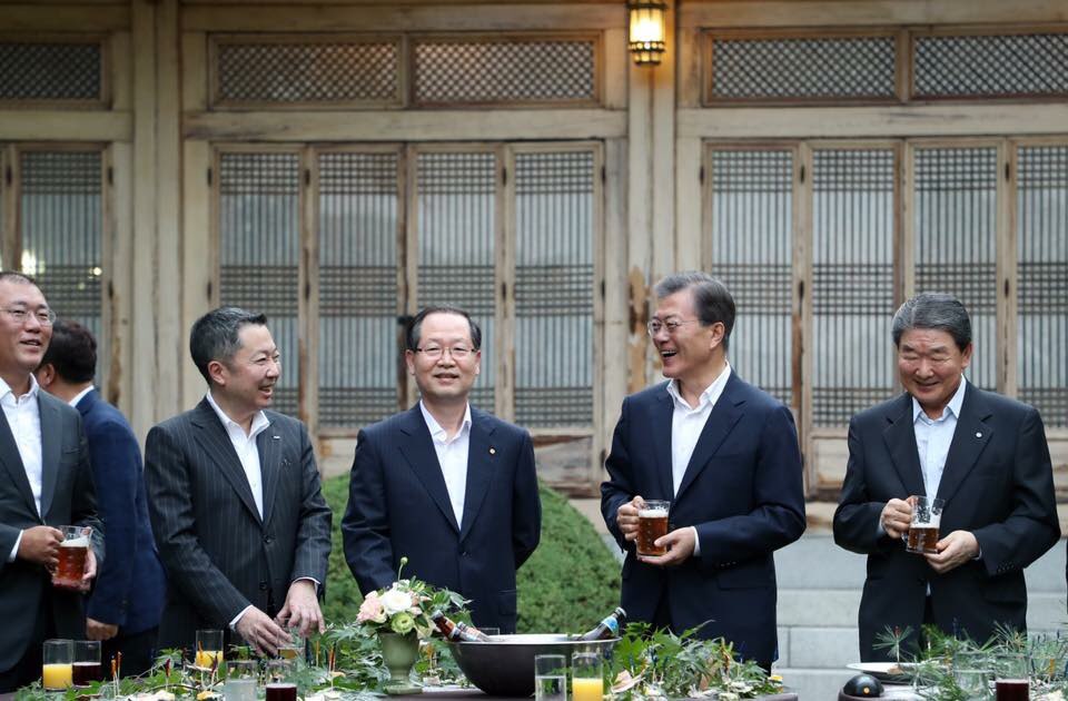 [포토] 맥주잔 들고 문재인 대통령과 대화 나누는 기업인들