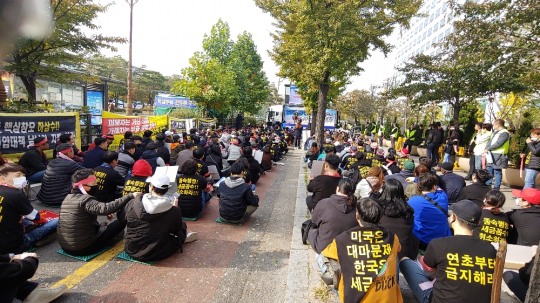 묻지마 규제 반대...전자담배 사용자들 주말 서울역서 대규모 집회