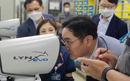 삼성전기 부산사업장 찾은 이재용 선두에서 혁신 이끌자
