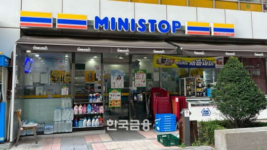 코리아세븐, 신용도 하락…미니스톱 인수 시너지는 언제