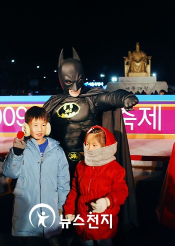[포토]광화문광장에 배트맨 출연, 어린이들과 찰칵