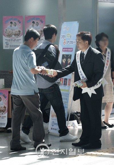 [포토] 범국민손씻기운동본부, 서울역서 손씻기 캠페인 진행