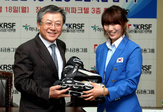[포토] 우효숙, 김종열 하나금융 사장에 인라인스케이트 선물