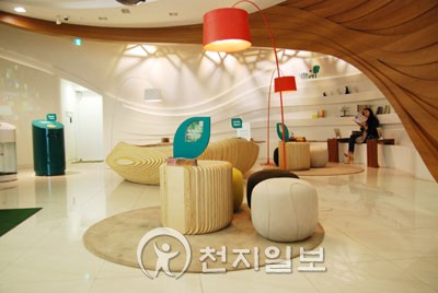 브랜드 색깔 느끼고 싶다면 플래그십 스토어로 가라