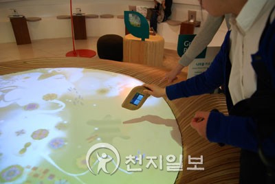 브랜드 색깔 느끼고 싶다면 플래그십 스토어로 가라