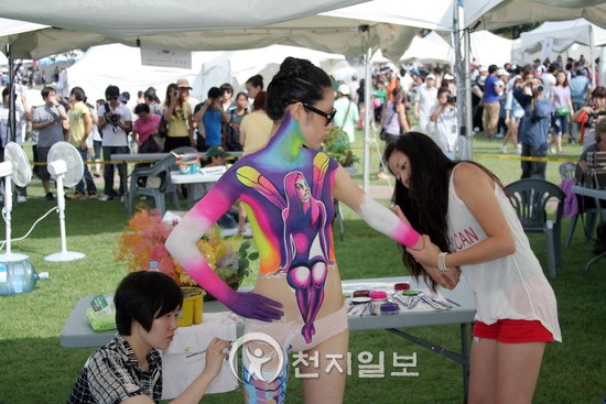 [포토] 바디페인팅 준비에 열중하는 아티스트