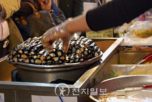[맛집 천지] 마약김밥 파는 현장을 가다. 오늘은 한 개만 팔게요. 미안해~