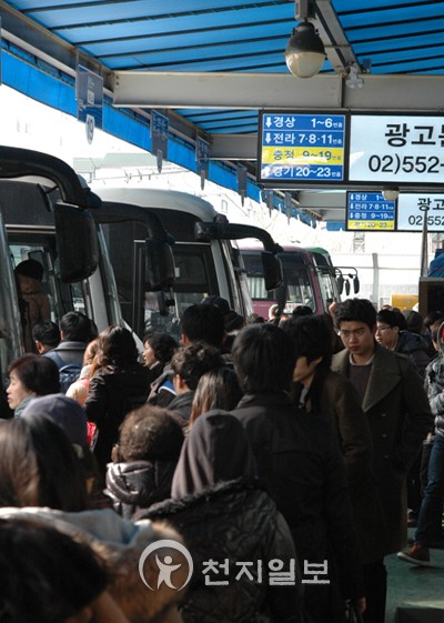 [포토] 남부터미널에서 고향길 나서는 귀성객들