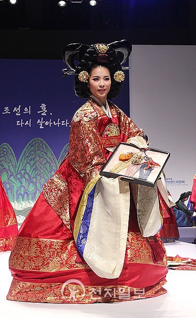 [포토] 궁중 혼례 물품 보여주는 모델 이것 보세요, 예쁘죠?