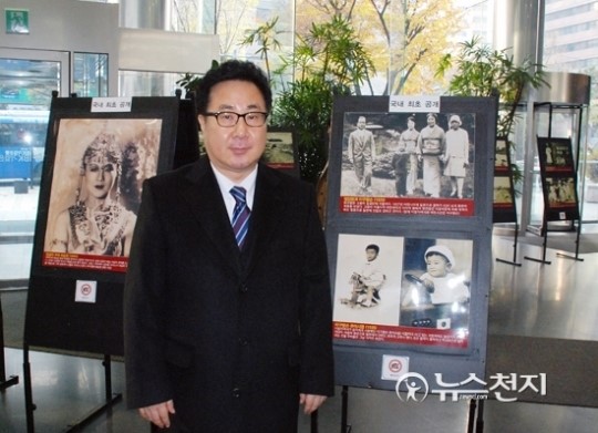 [포토] 황사손 이원 총재, 황태손 이구 유아시절 사진 앞에서