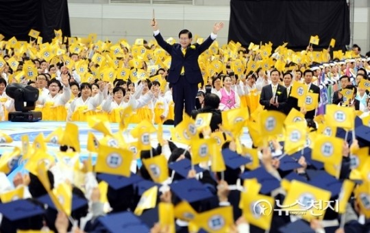 [포토] 신천지 이만희 총회장, 시몬지파 수료식 참석… 1633명 수료