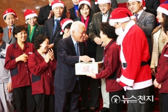 [포토] 청소 용역에 선물 전달하는 민주당 김한길 대표
