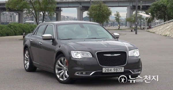 [시승기] 벤츠·BMW에 지쳤다면 뉴 크라이슬러 300C 아메리칸 대형 세단