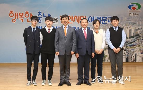 [포토] 안희정 충남도지사, 천안시 방문 학생대표 격려