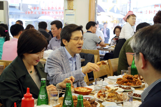 수원화성행궁 광장 일대 둘러보는 황교안 국무총리