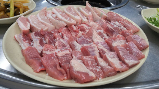 제주도 함덕해수욕장, 겨울바다와 함께 하는 흑돼지 맛집으로 인기