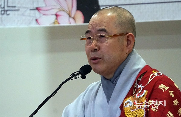 민주당 불자회 신임 회장 취임 축하하는 스님들