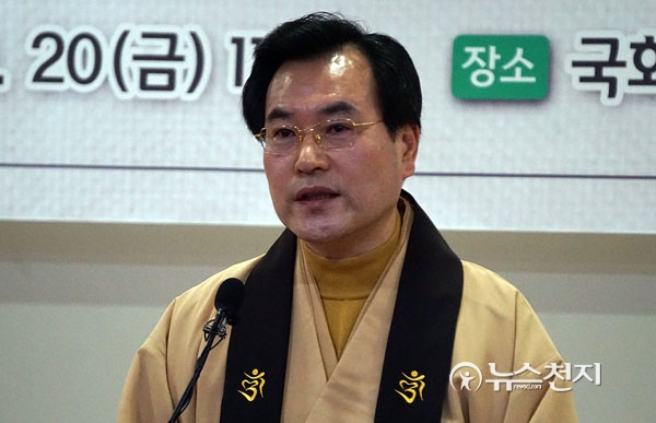 민주당 불자회 신임 회장 취임 축하하는 스님들