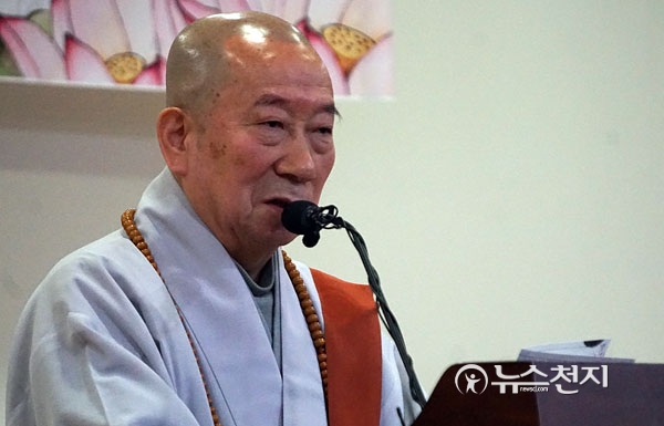 민주당 불자회 신임 회장 취임 축하하는 스님들