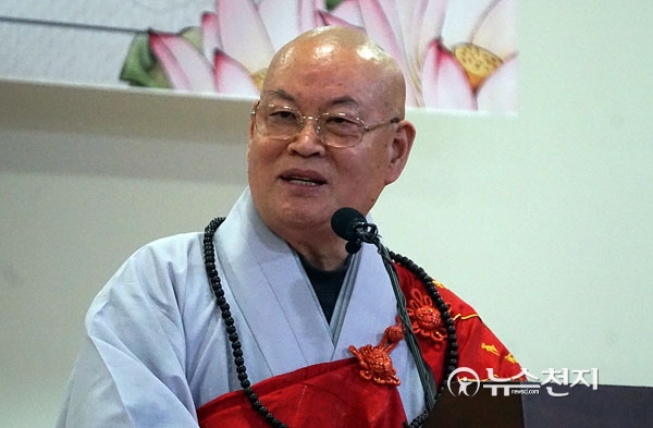 민주당 불자회 신임 회장 취임 축하하는 스님들