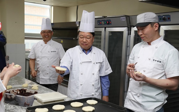 권선택 대전시장, 판암보호작업장 장애인과 빵 만들기 체험