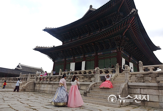 경복궁에서 고운 한복입고 하트