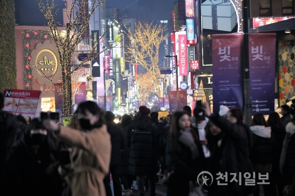 성탄절 앞둔 명동거리서 찰칵