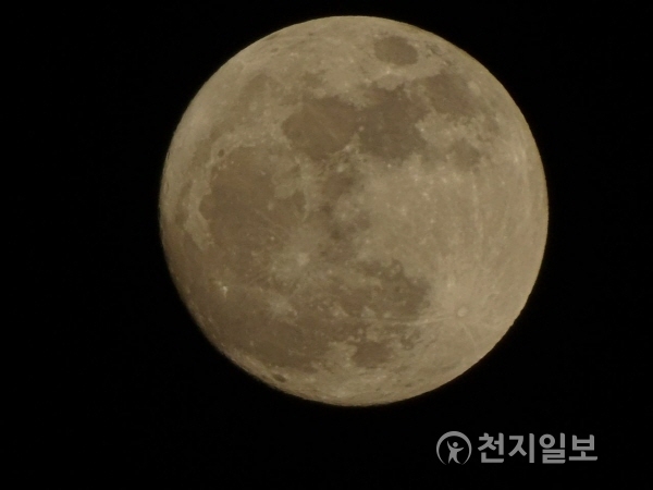 광주시 북구 문화예술회관 슈퍼문 둥실 떠올라