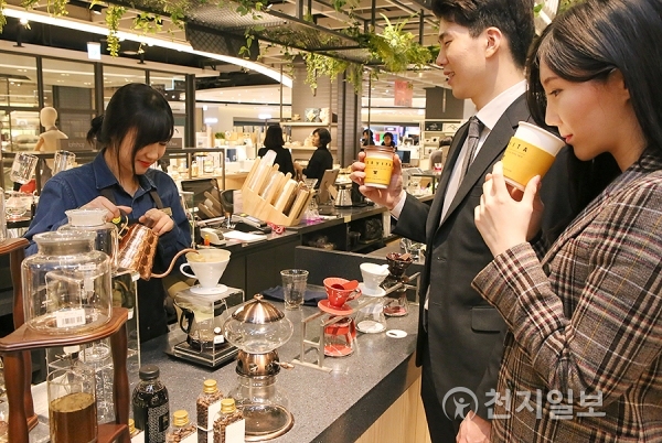 커피의 모든 것, 백화점에서 즐기세요