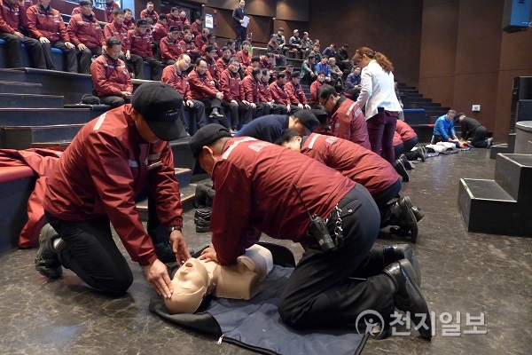 한국체육산업개발, 올림픽공원 경비·미화 직원 대상 심폐소생술 교육