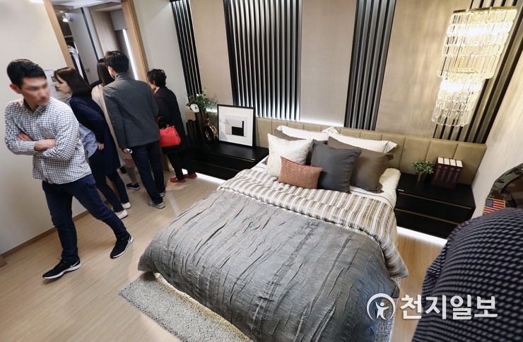 마포 프레스티지 자이 견본주택 둘러보는 방문객