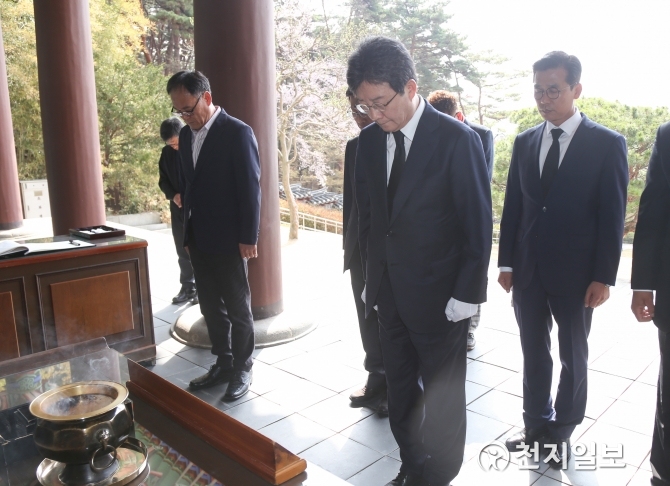 현충사 찾아 분향하는 유승민 바른미래당 대표