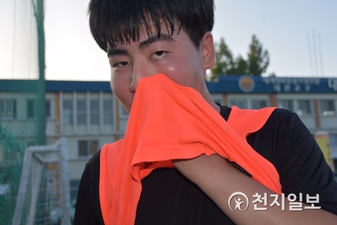 [대전] 폭염 속 땀 닦는 풋살장 시민