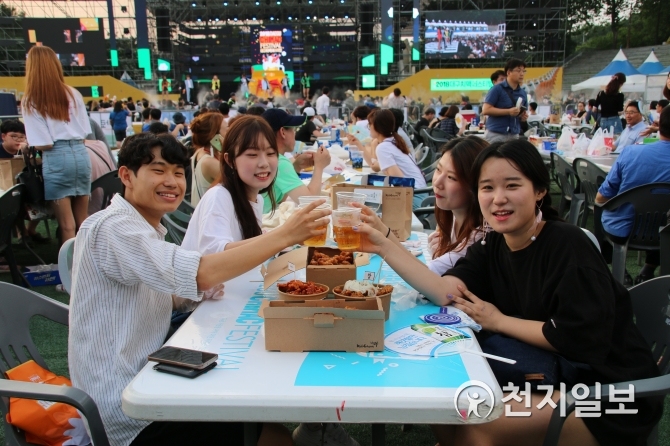 치킨과 맥주로 치맥 즐기자